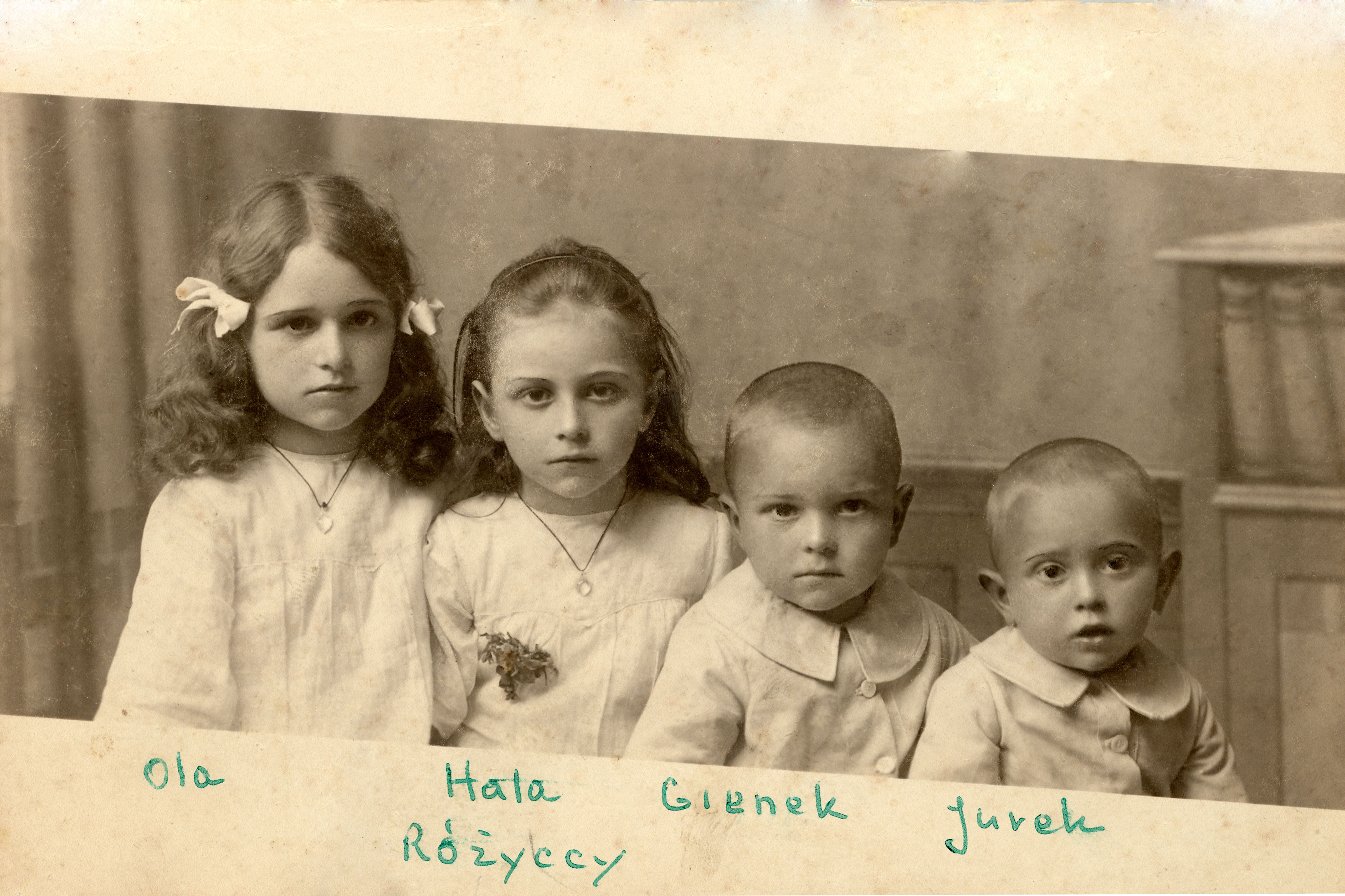 Jerzy Różycki wraz z rodzeństwem